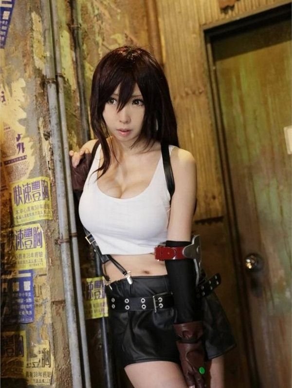 日本巨乳Coser無褲褲作品大膽放送！