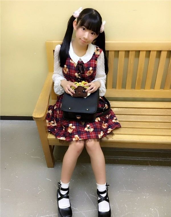 超童顏爆乳寫真女星晒生活照！佢朋友仲勁.....