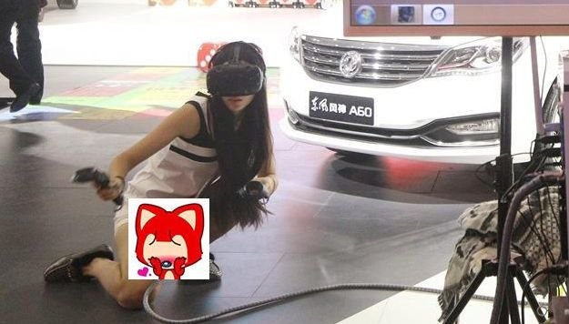 VR魅力沒法擋！女生玩到無視小褲褲跑出來！