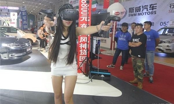 VR魅力沒法擋！女生玩到無視小褲褲跑出來！