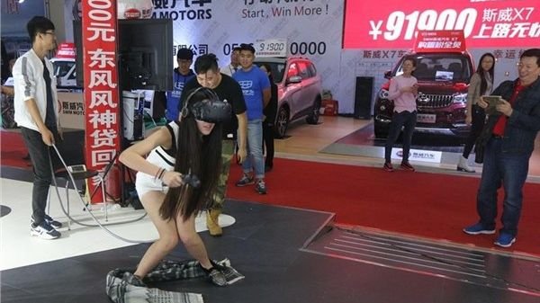 VR魅力沒法擋！女生玩到無視小褲褲跑出來！