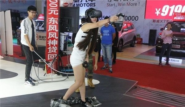VR魅力沒法擋！女生玩到無視小褲褲跑出來！