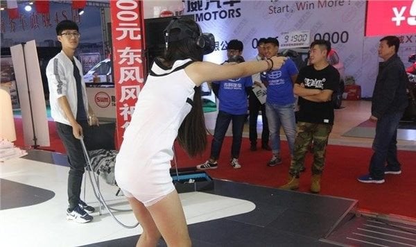 VR魅力沒法擋！女生玩到無視小褲褲跑出來！