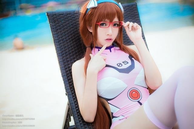 《EVA》真希波性感泳衣Cosplay！扮狗仔爬引誘宅男！