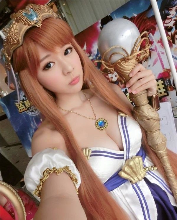 天生蘿莉臉身材勁爆！美女coser愛玩《LOL》！