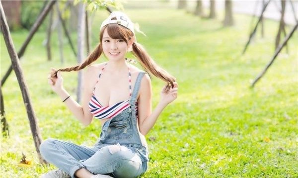 天生蘿莉臉身材勁爆！美女coser愛玩《LOL》！