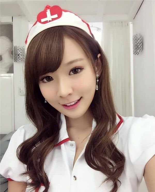 天生蘿莉臉身材勁爆！美女coser愛玩《LOL》！