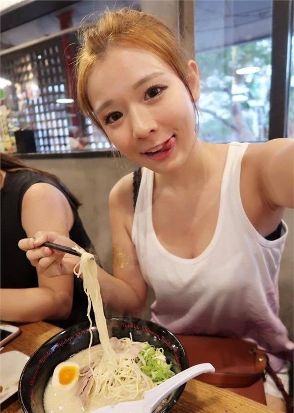 天生蘿莉臉身材勁爆！美女coser愛玩《LOL》！