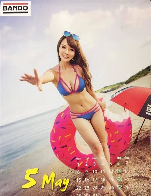 天生蘿莉臉身材勁爆！美女coser愛玩《LOL》！