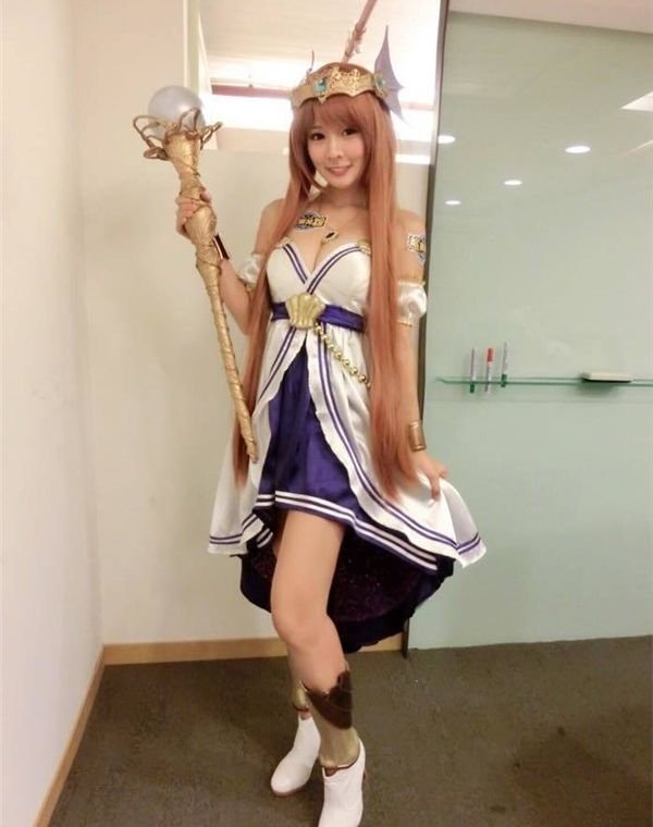 天生蘿莉臉身材勁爆！美女coser愛玩《LOL》！