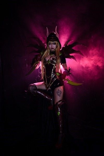 《爐石戰記》驚現超美女Cosplay！身材超讚神還原！