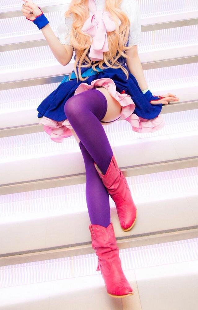 美少女coser示範如何清純地曬胸！