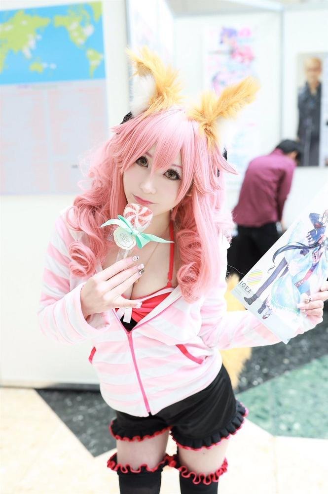 美少女coser示範如何清純地曬胸！