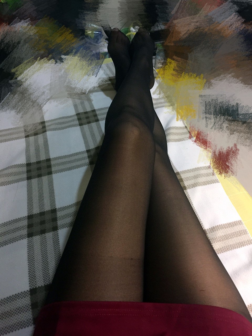 一場由「女生平常穿絲襪知不知道會被意淫」引爆女生黑絲Po相大戰！