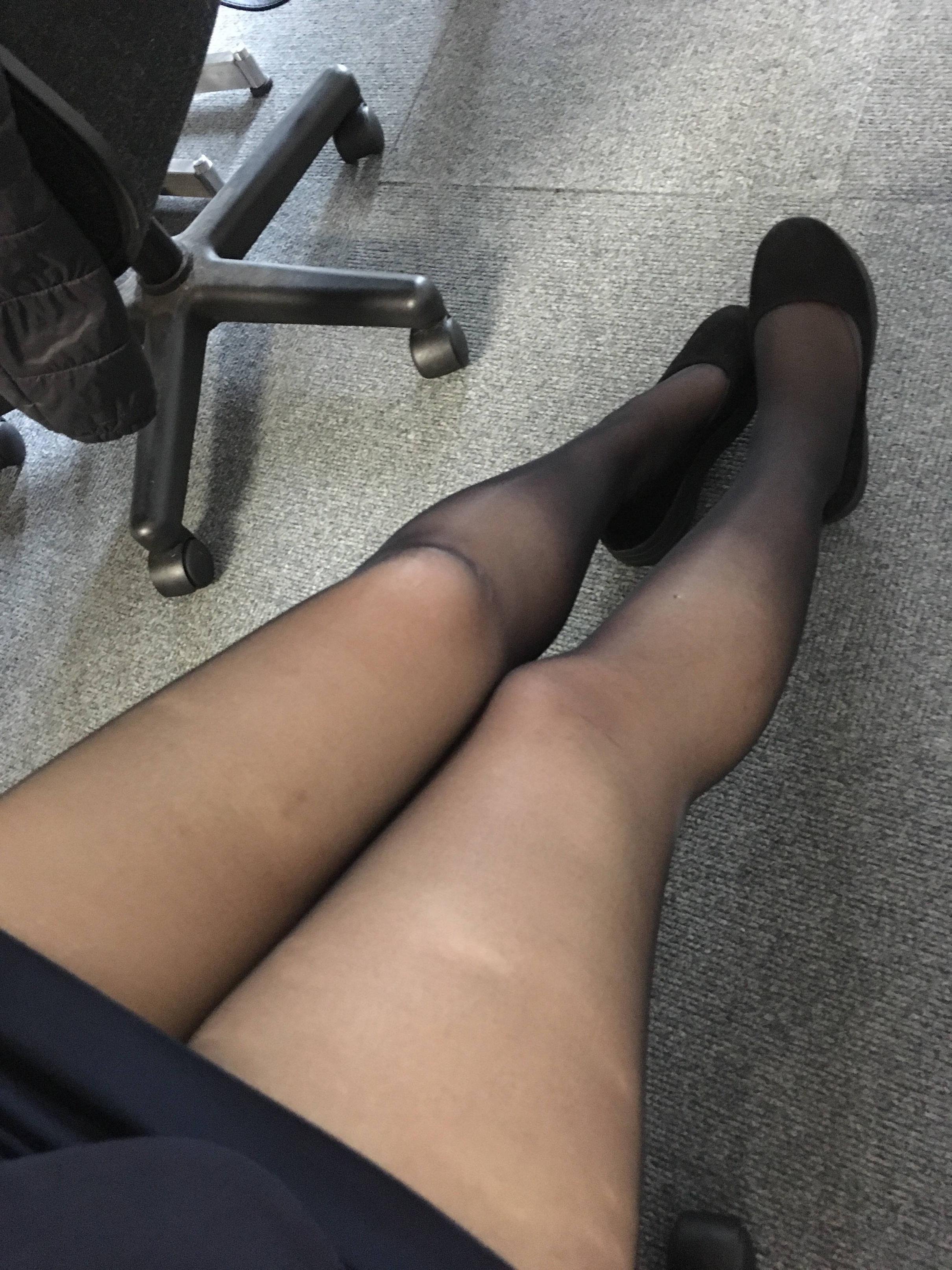 一場由「女生平常穿絲襪知不知道會被意淫」引爆女生黑絲Po相大戰！