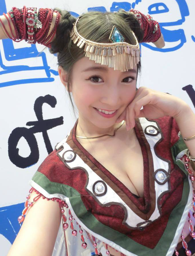 台北電玩展神魔女大晒冷！長腿爆乳好搶眼！