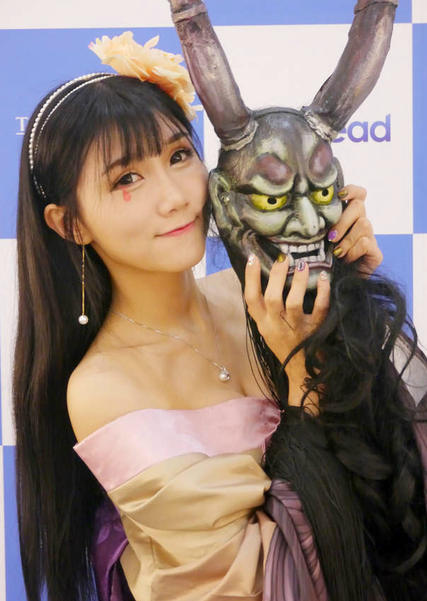 台北電玩展神魔女大晒冷！長腿爆乳好搶眼！