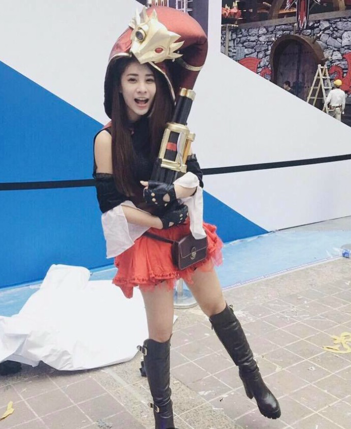台北電玩展神魔女大晒冷！長腿爆乳好搶眼！