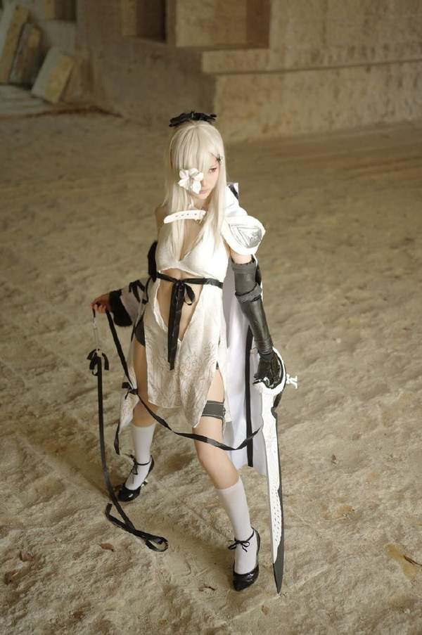 噴血吧！美女若隱若現Cosplay《龍背上的騎兵3》！