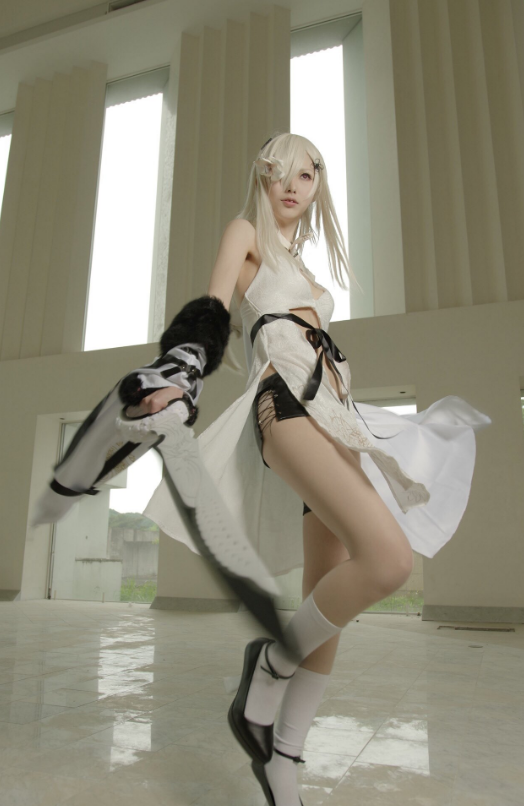 噴血吧！美女若隱若現Cosplay《龍背上的騎兵3》！