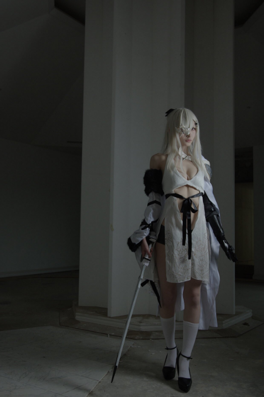 噴血吧！美女若隱若現Cosplay《龍背上的騎兵3》！