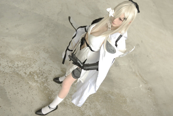 噴血吧！美女若隱若現Cosplay《龍背上的騎兵3》！