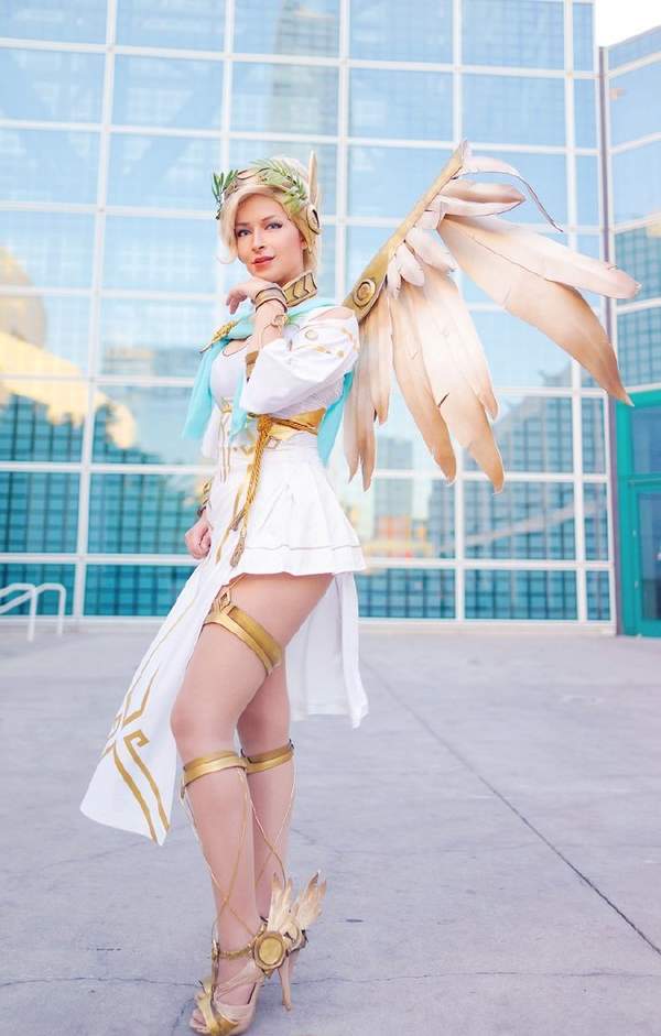 美女Cosplay《鬥陣特攻》慈悲長腿引領眾生