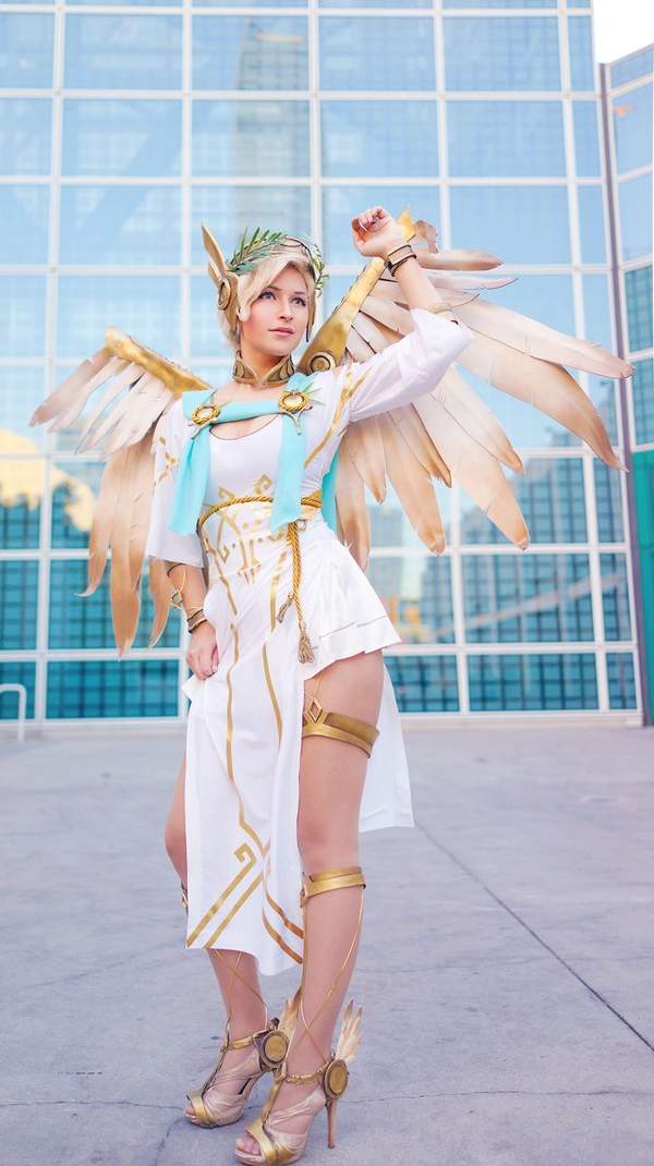 美女Cosplay《鬥陣特攻》慈悲長腿引領眾生