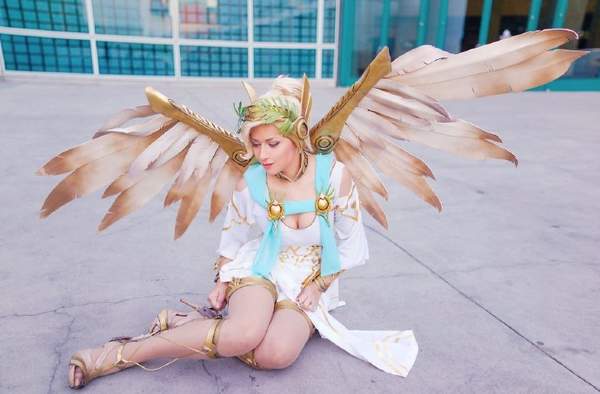 美女Cosplay《鬥陣特攻》慈悲長腿引領眾生