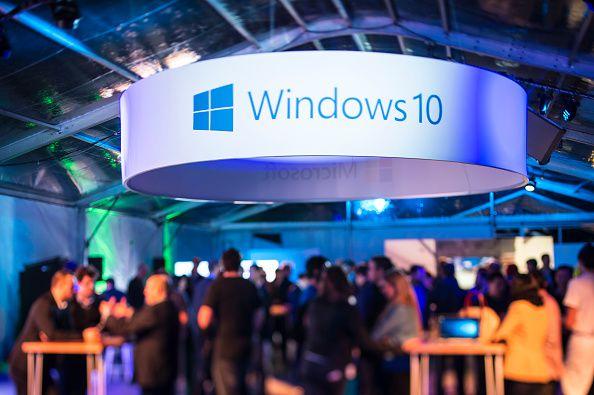 在最新發布的支持文件中，微軟提醒其用戶，Windows 10 20H2（或者被稱之為2020年10月更新版本）即將在今年5月10日結束服務，這包括Windows 10專業工作站版、專業教育版、專業版和家庭版。  值得注意的是，微軟對Windows 10 20H2企業版、物聯網企業版和教育版的支持將在2023年5月9日結束，而Windows 10 1909企業版、物聯網企業版和教育版將於2022年5月10日結束服務。  與此同時，早在2021年5月，Windows 10 1909專業工作站版、專業教育版、專業版和家庭版就已經失去了微軟支持。  在聲明中，微軟進一步警告Windows 10用戶，EOS警告本質上意味著“這些版本在2022年5月10日之後將不再接收安全更新。因此，那些仍在使用舊版本Windows 10的用戶將被要求將他們的PC操作系統更新到最新版本，以繼續獲得微軟的支持。  微軟在報告中補充說，Windows Update將迫使最新版本的Windows 10在今年5月推出EOS之前向1909和20H2版本的用戶提供服務。通過這種方式，微軟確保這些系統仍然受到支持，並接受關鍵的月度更新、安全更新和改進。當功能更新啟動時，客戶將能夠自主選擇方便的重啟時間來完成更新。  微軟此前曾宣布，該公司在2025年10月之前將始終支持Windows 10。屆時，Windows 11將成為可選的更新選項。因此，這家科技巨頭已經推出了最新版本的Windows 10，即Windows 10 21H2。Windows 10用戶可以通過手動單擊PC上的檢查更新選項將其係統更新到21H2版本。
