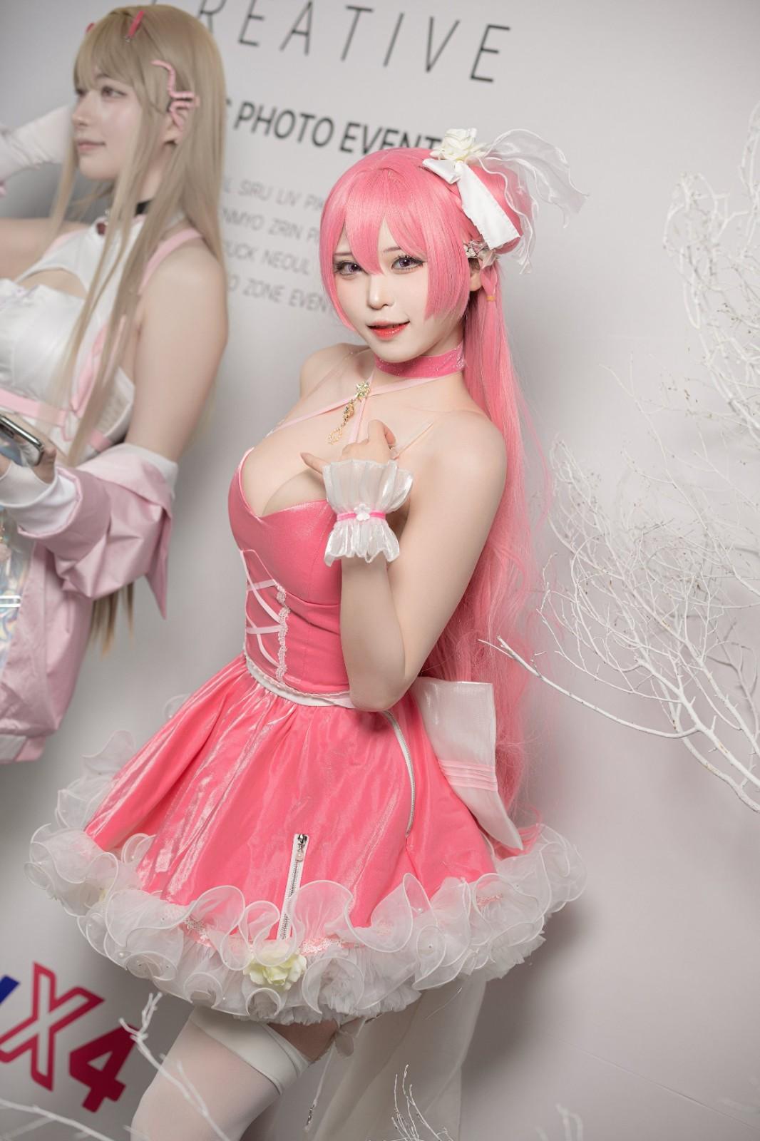 韓妹子Cosplay《勝利女神：妮姬》 挑戰低胸新定義