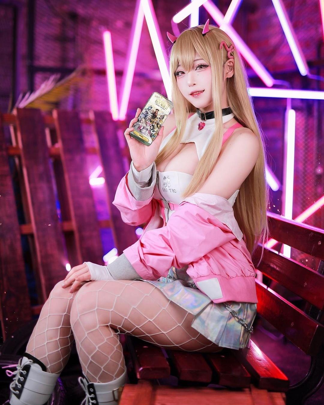 韓妹子Cosplay《勝利女神：妮姬》 挑戰低胸新定義