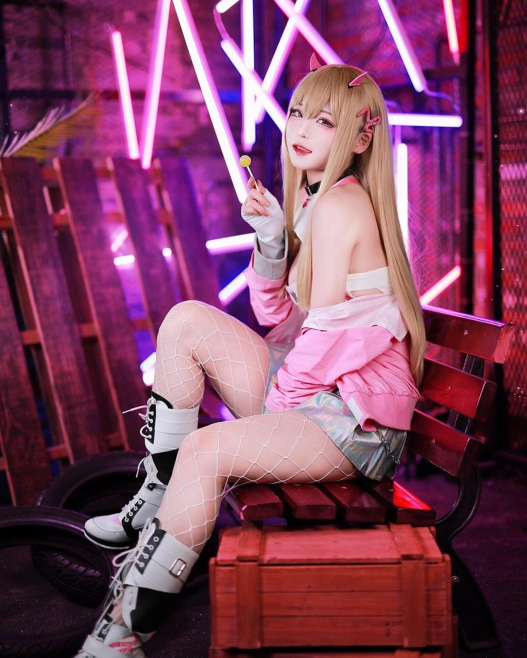 韓妹子Cosplay《勝利女神：妮姬》 挑戰低胸新定義