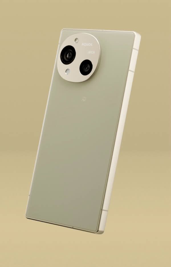 Sharp Aquos R10 手機展示其 Leica 主鏡頭模組與 240Hz OLED 螢幕設計