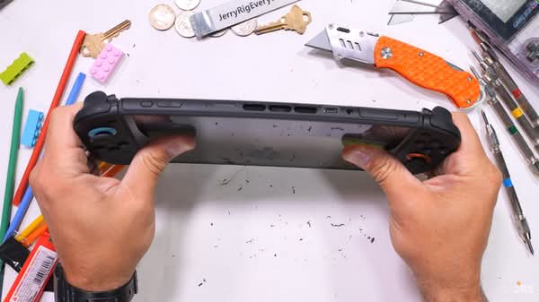 《Switch 2》極限耐久測試曝光　刀割火燒仍能正常運作