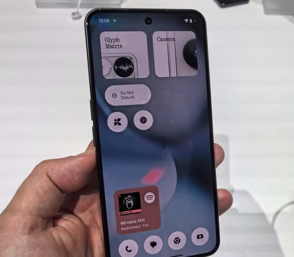 Nothing Phone (3) 正式發表　配備四顆 5000 萬鏡頭與創新後置點陣副屏幕