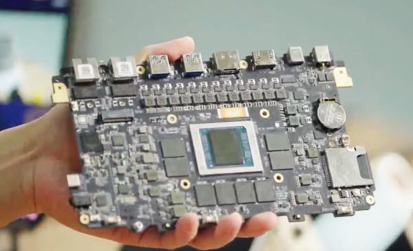Ayaneo Next 2 手提遊戲機曝光 配備 Ryzen Strix Halo 晶片與雙風扇散熱設計