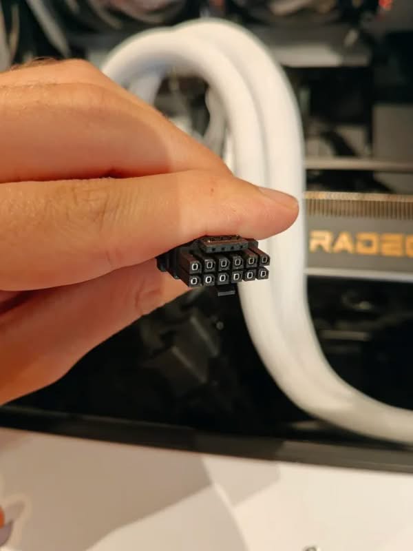 AMD RX 9070 XT 傳出 16 針接口燒熔事故 揭三大錯誤