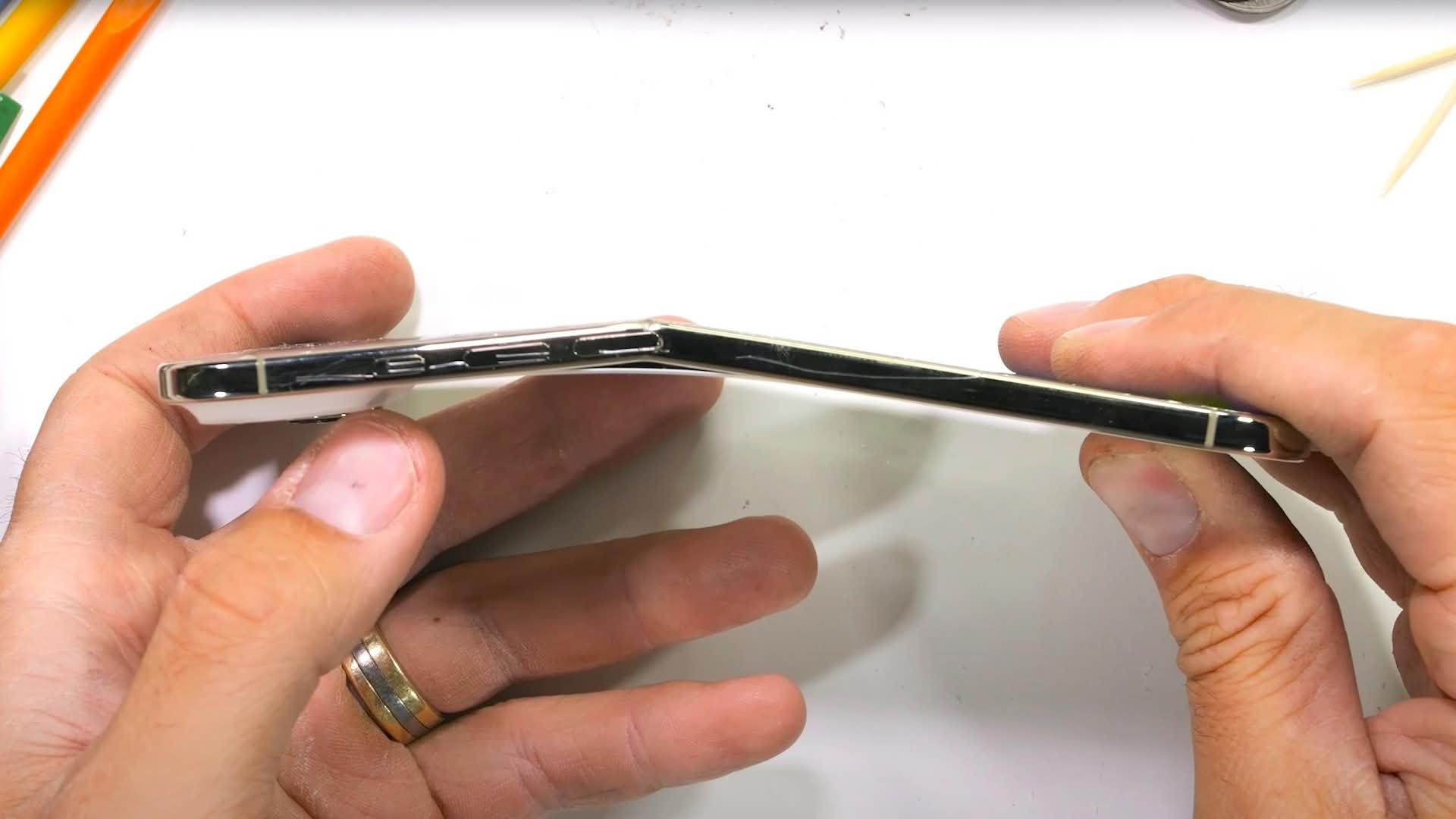 iPhone Air 耐用度測試公開 要折斷需要一定力度