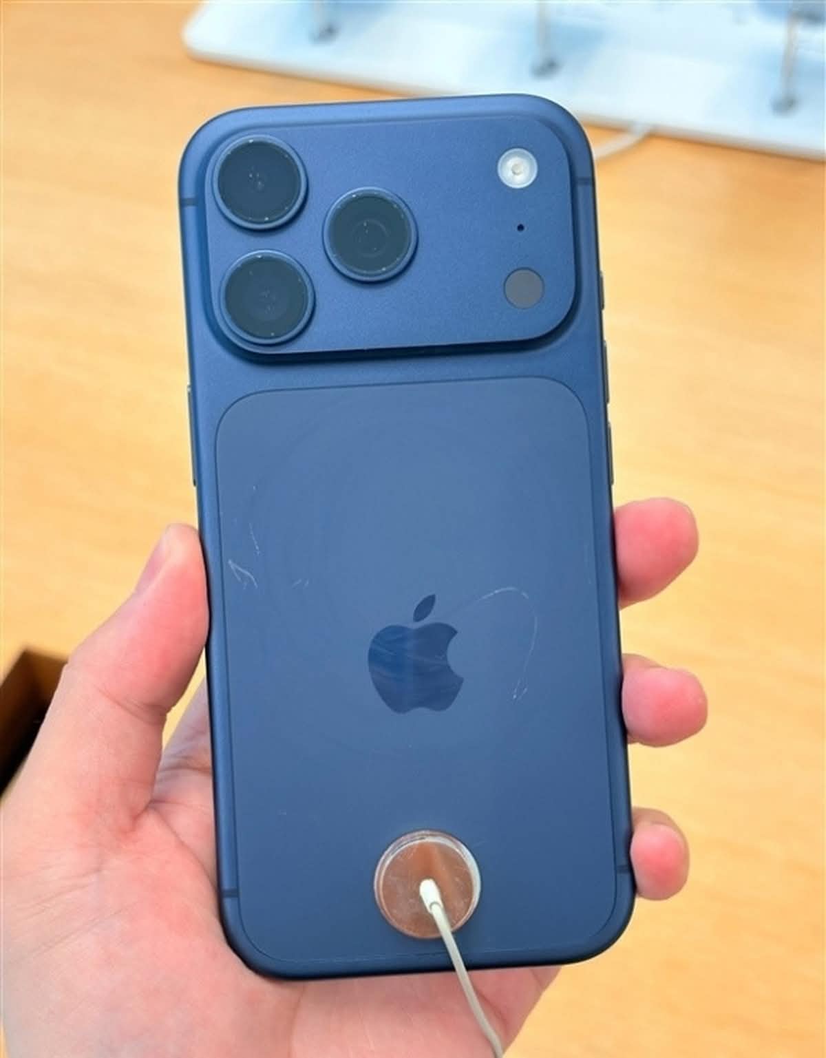蘋果 iPhone 17 Pro 線下展出真機滿佈刮痕　鋁合金耐用性惹質疑