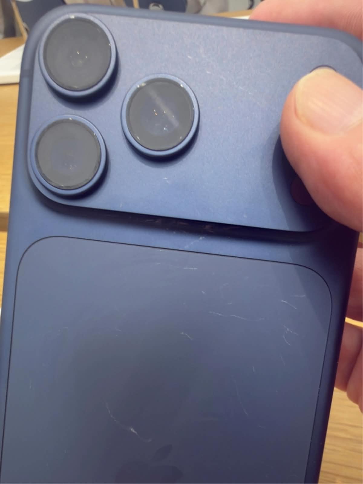 蘋果 iPhone 17 Pro 線下展出真機滿佈刮痕　鋁合金耐用性惹質疑
