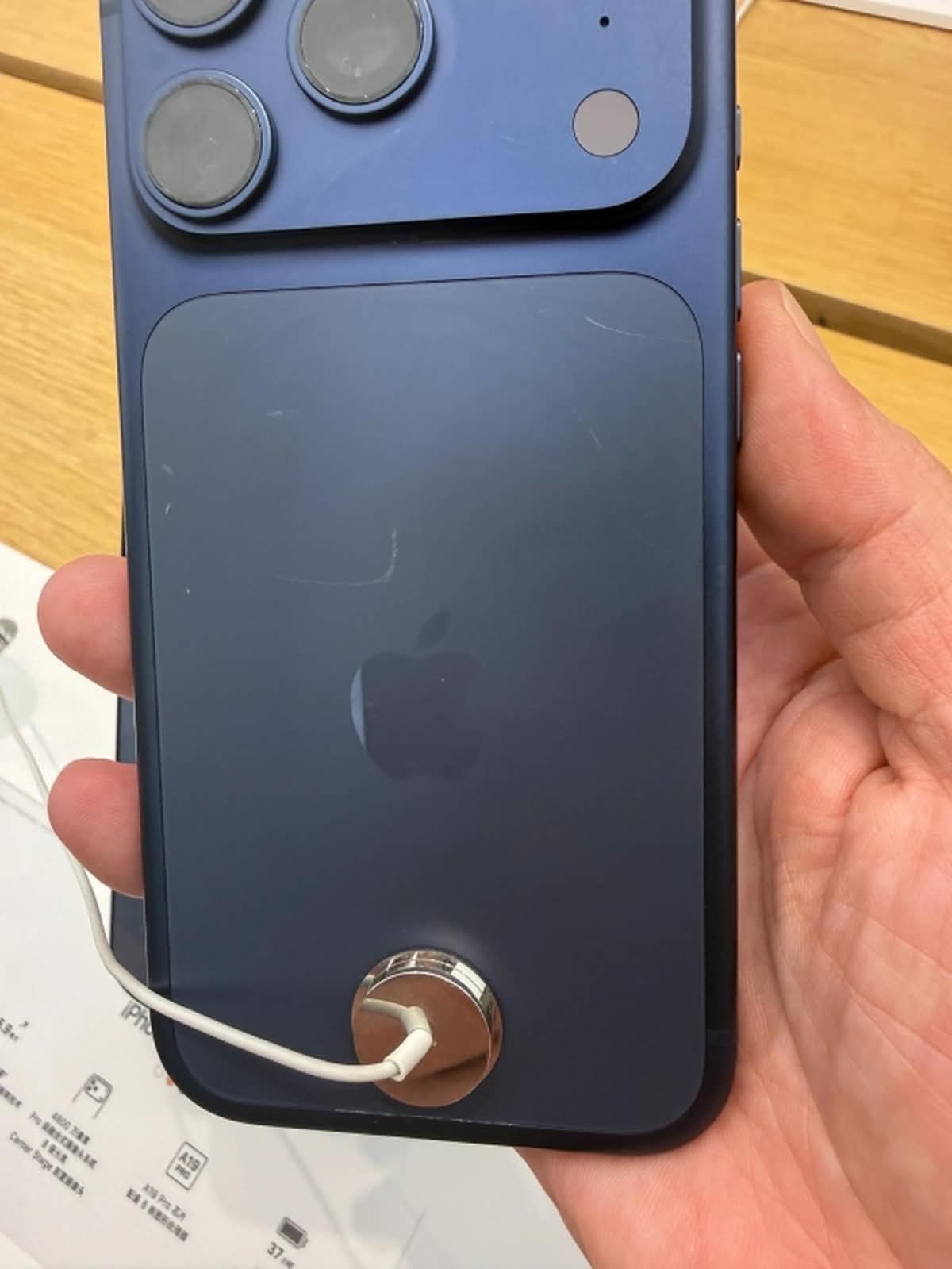 蘋果 iPhone 17 Pro 線下展出真機滿佈刮痕　鋁合金耐用性惹質疑