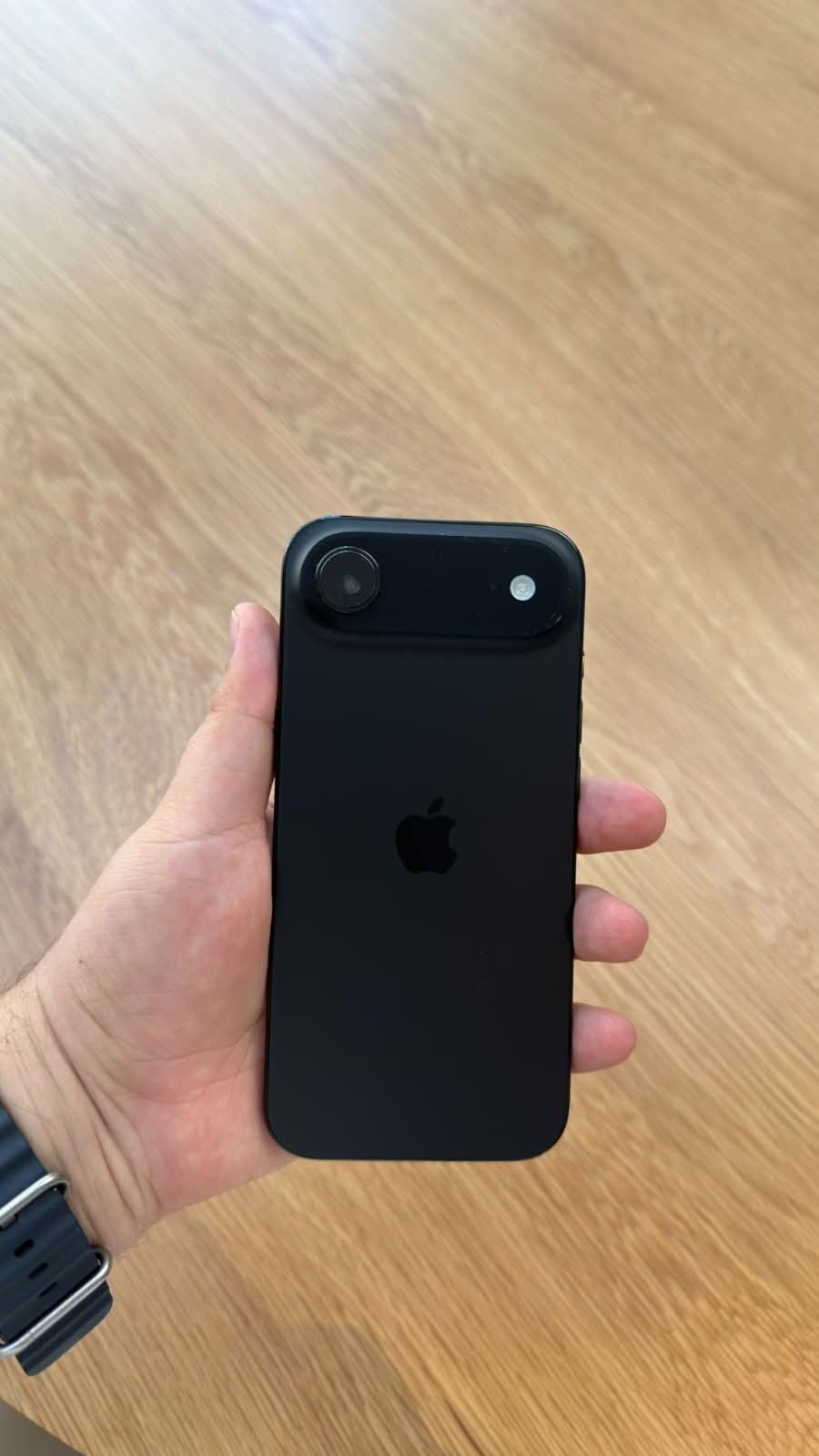 iPhone Air到手僅一日出現水霧　用戶質疑耐用性