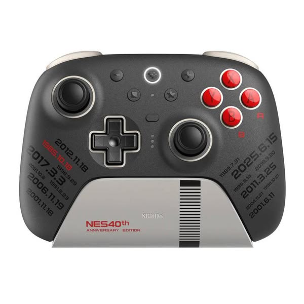 控制器配備充電底座（圖片來源：8BitDo）