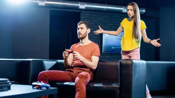 Razer 陷入性別爭議：耳機廣告以「降噪功能屏蔽女性聲音」惹眾怒