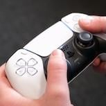 PS5 新版 DualSense 控制器續航提升　CFI-ZCT2W 實測超 15 小時