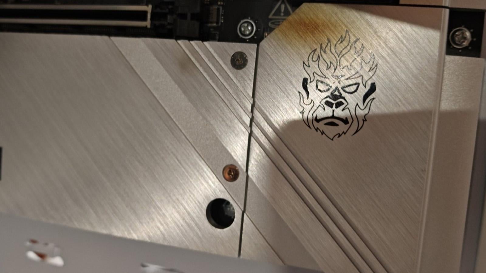 MSI RTX 5090 首次開機即起火　影片曝光引發熱議